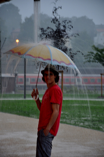 im Regen stehen
